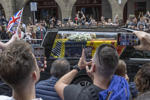 Kraliçe Elizabeth'in cenazesi Holyroodhouse Sarayı'a getirildi - Resim: 0