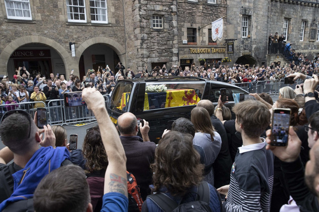 Kraliçe Elizabeth'in cenazesi Holyroodhouse Sarayı'a getirildi - Resim: 1
