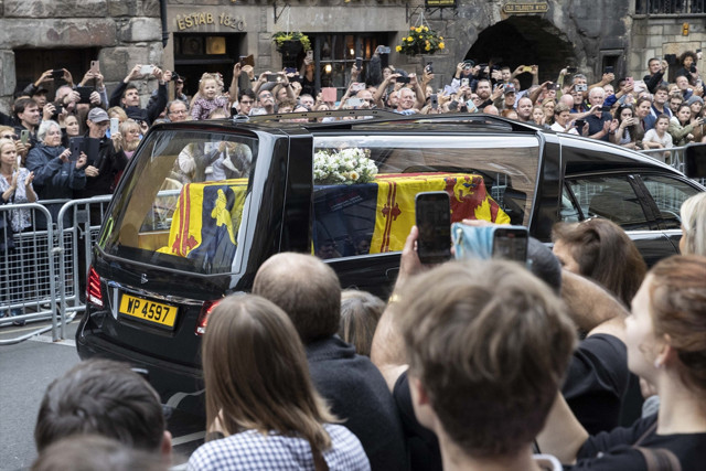 Kraliçe Elizabeth'in cenazesi Holyroodhouse Sarayı'a getirildi - Resim: 2
