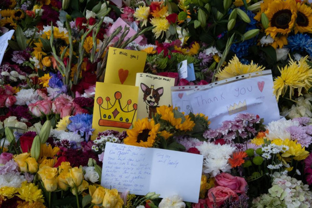 Kraliçe 2. Elizabeth'in cenazesi Edinburgh'a doğru yola çıktı - Resim: 0