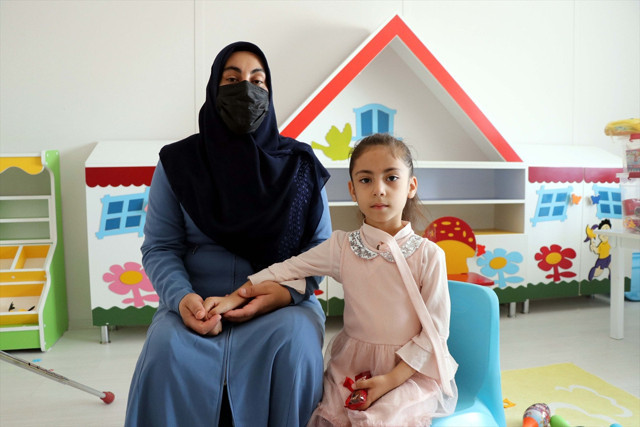 Elazığ depreminden 24 saat sonra enkazdan çıkarılan Yüsra okullu oldu - Resim: 1