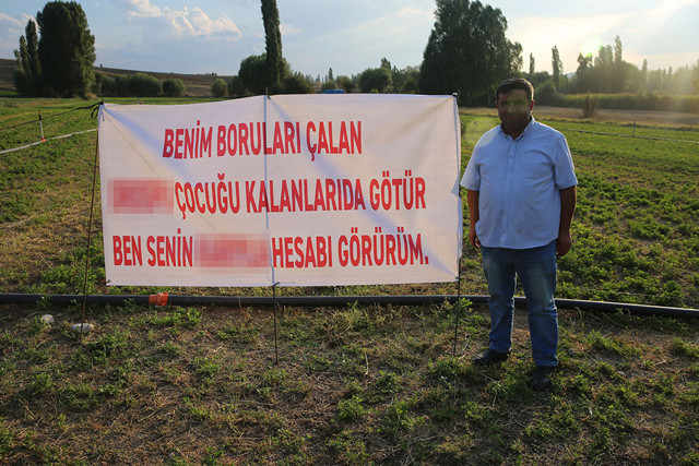 Hırsızlara kızan adamın küfürlü pankartı olay! Tarladaki sulama boruları çalınınca - Resim: 0