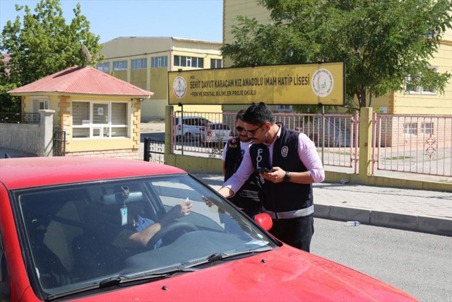 Okulların ilk haftasında yoğun denetim! 5 günde 2 bin 195 gözaltı, 126 servis aracına trafikten men - Resim: 0