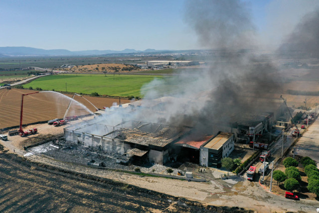 İzmir'de kozmetik fabrikasında yangın çıktı! Patlamalar oluyor alevler her yeri sardı - Resim: 1