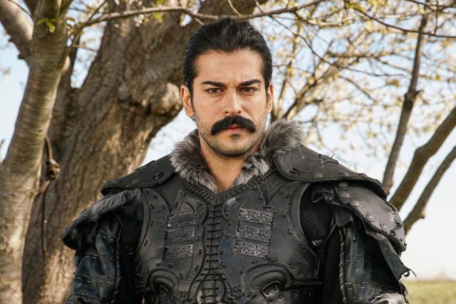 Usta oyuncu Serdar Gökhan'dan Burak Özçivit'e zehir zemberek sözler! "Kulağımın kılı kadar değeri yok" - Resim: 1