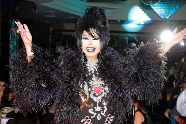 Bülent Ersoy'a seyirci şoku! Hayranının sahneye atlayıp dudağından öptüğü görüntülerle gündeme düştü - Resim: 2