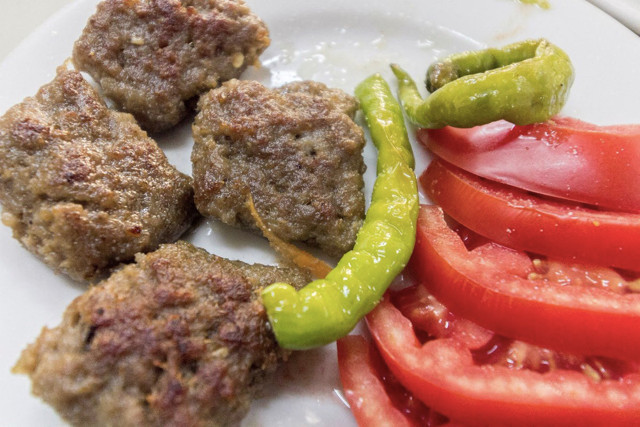 Akşama yemek yapmaya zamanı olmayanlar koşsun! Pratik çulluk köftesiyle tüm vakitiniz size kalsın - Resim: 2