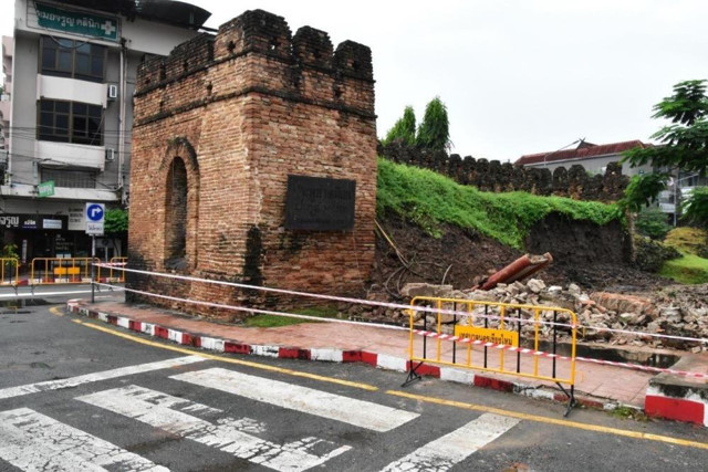 Şiddetli yağışlara dayanamadı: 750 yıllık antik kentin duvarı çöktü! - Resim: 0