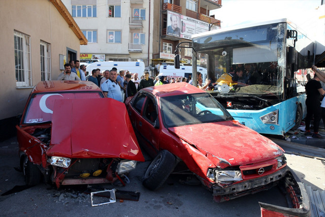 Sivas'ta halk otobüsü önüne kattığını sürükledi! Yaralılar var - Resim: 0