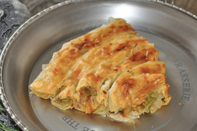 Kokusu tüm mahalleyi saracak çıtır çıtır pırasalı börek tarifi nasıl yapılır? - Resim: 0