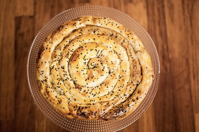 Kokusu tüm mahalleyi saracak çıtır çıtır pırasalı börek tarifi nasıl yapılır? - Resim: 1