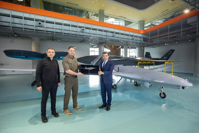 Ukrayna Devlet Başkanı Zelenskiy'den Selçuk Bayraktar'a devlet nişanı! - Resim: 0