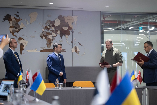 Ukrayna Devlet Başkanı Zelenskiy'den Selçuk Bayraktar'a devlet nişanı! - Resim: 1