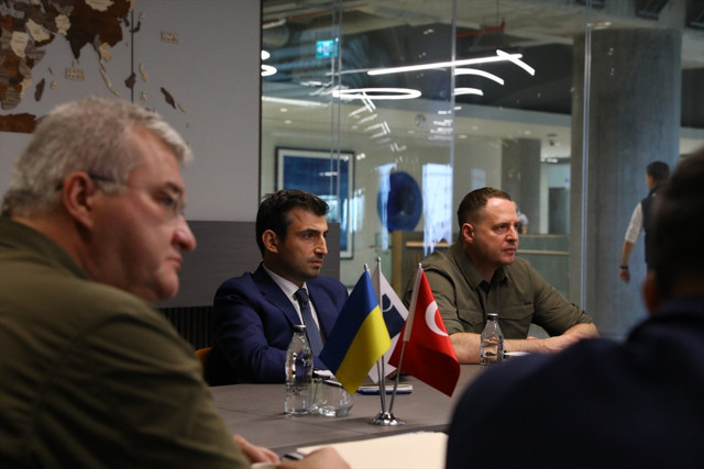 Ukrayna Devlet Başkanı Zelenskiy'den Selçuk Bayraktar'a devlet nişanı! - Resim: 3