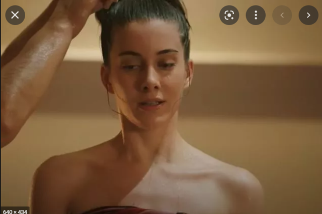 Yalı Çapkını dizisiyle dikkat çekmişti sırtı açık poz verdi! 'Keşke havalar soğumasa' - Resim: 0