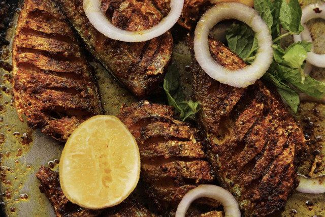 Evden balık kokusu nasıl çıkar pişirirken mutlaka tavaya bunu atın! - Resim: 0