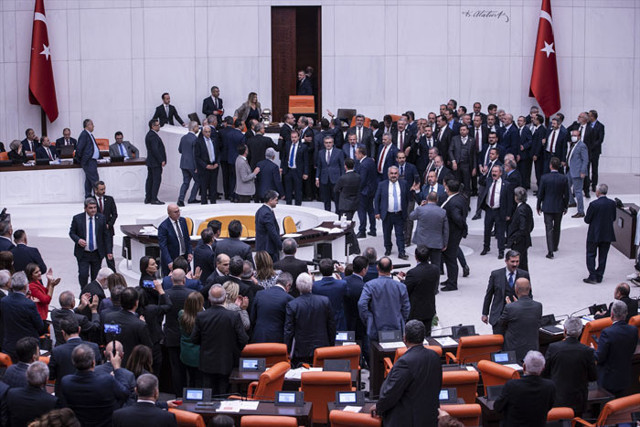 TBMM Genel Kurulu karıştı oturuma iki kez ara verildi bitmeyince birleşim kapatıldı - Resim: 0