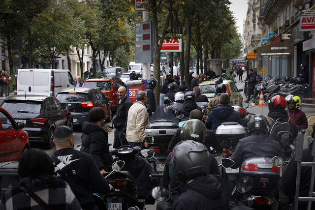 Fransa'da benzin savaşları! Akaryakıt istasyonlarında kuyruk, kavga ve kaos - Resim: 2