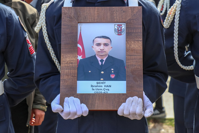 Pençe-Kilit bölgesinde şehit olan uzman çavuş Van'da son yolculuğuna uğurlandı - Resim: 0