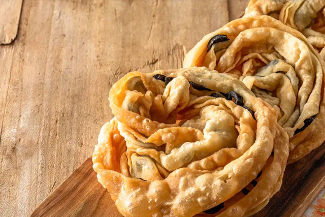 Haftasonuna yapın! Kokusuyla tüm aileyi masaya toplayacak kolay dolama börek tarifi - Resim: 1