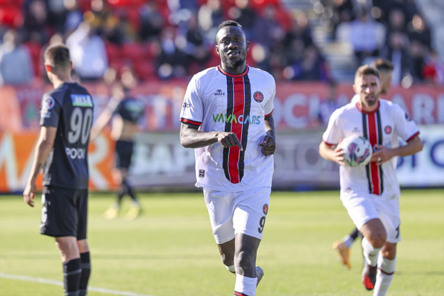 Karagümrük geriden gelip yıktı! Ümraniyespor son sıraya demir attı - Resim: 1