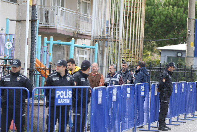 Maden ocağı faciası şüphelileri adliyeye çıkarılmaya başlandı! Yaralı kardeşinin refakatçisi... - Resim: 0