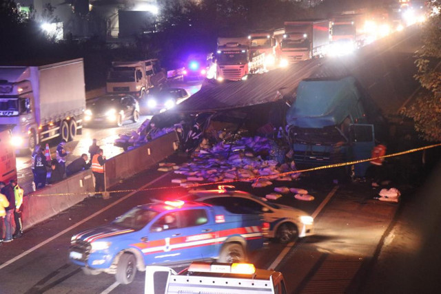 Sakarya feci kaza: Kamyona çarpan tır karşı şeride geçti, ortalık savaş alanına döndü - Resim: 0