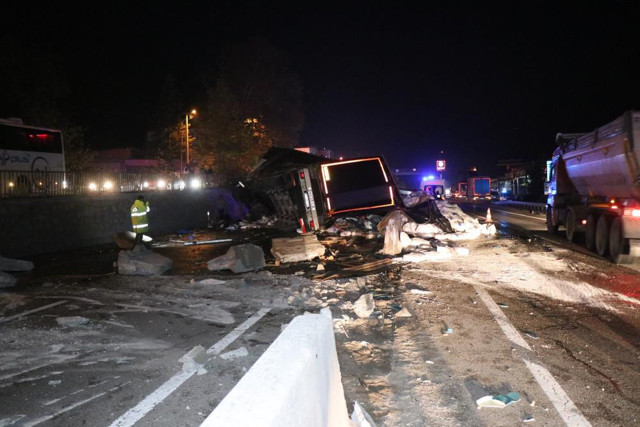 Sakarya feci kaza: Kamyona çarpan tır karşı şeride geçti, ortalık savaş alanına döndü - Resim: 1