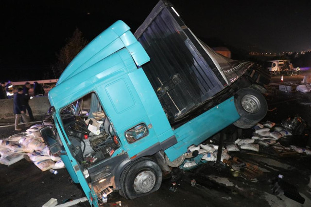 Sakarya feci kaza: Kamyona çarpan tır karşı şeride geçti, ortalık savaş alanına döndü - Resim: 3
