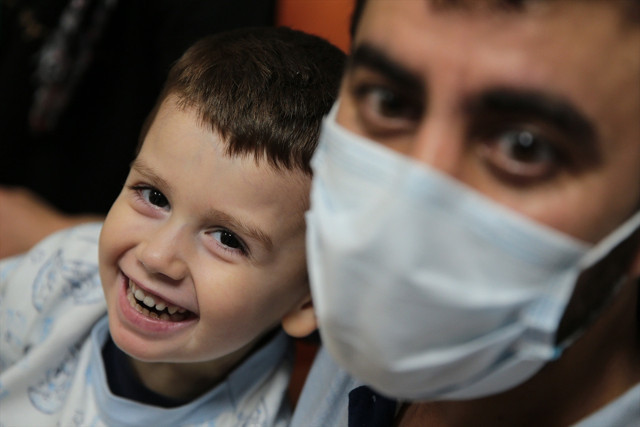 Dünyada çok nadir görülüyor! Nakil sayesinde hayata tutundu: İlk kez yumurta ve et yedi! - Resim: 0