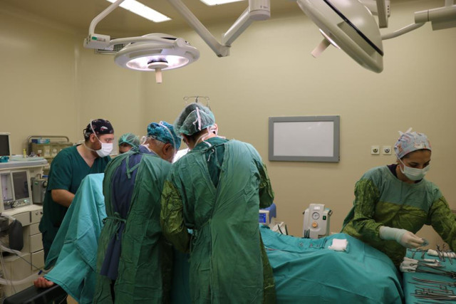 Nefes bile alamıyordu! Genç kadının karnından 3 kiloya yakın çıkarıldı - Resim: 3