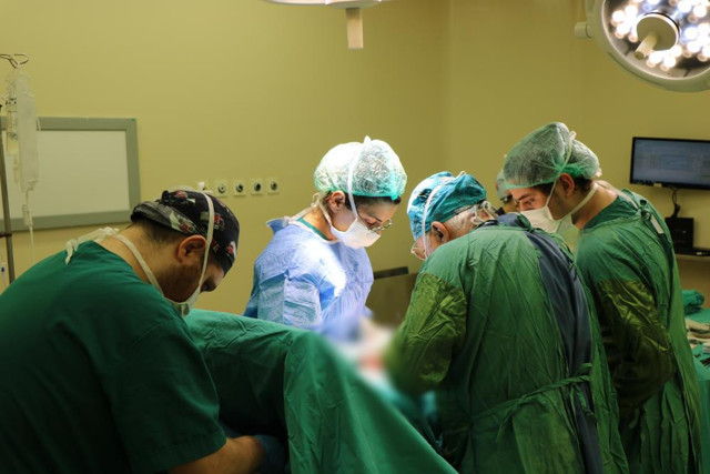 Nefes bile alamıyordu! Genç kadının karnından 3 kiloya yakın çıkarıldı - Resim: 2