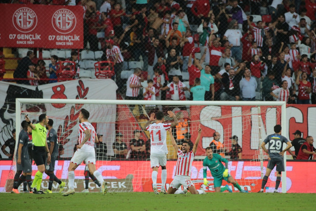 Antalyaspor'dan muhteşem geri dönüş! 3 puanı 4 golle aldılar! - Resim: 0