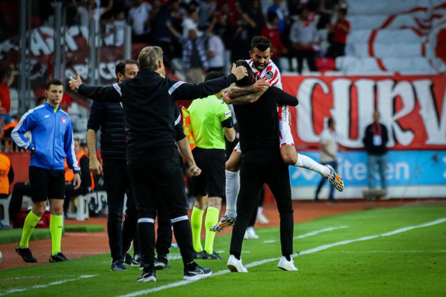 Antalyaspor'dan muhteşem geri dönüş! 3 puanı 4 golle aldılar! - Resim: 1