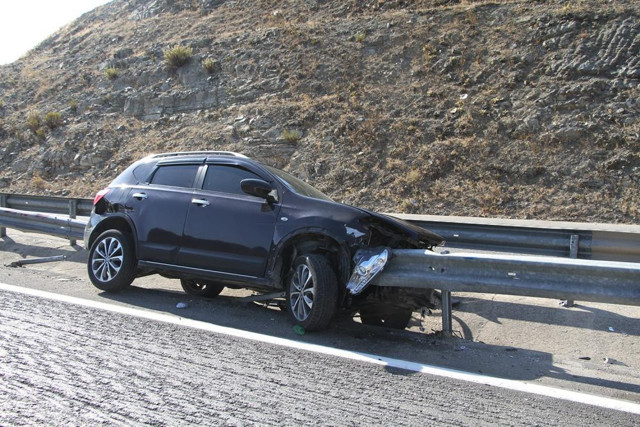 Manisa'da kontrolden çıkan otomobil bariyere ok gibi saplandı - Resim: 0