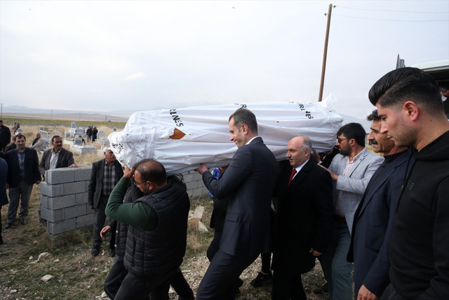 Kuduzdan hayatını kaybeden küçük Mustafa toprağa verildi! Gözyaşları sel oldu - Resim: 1