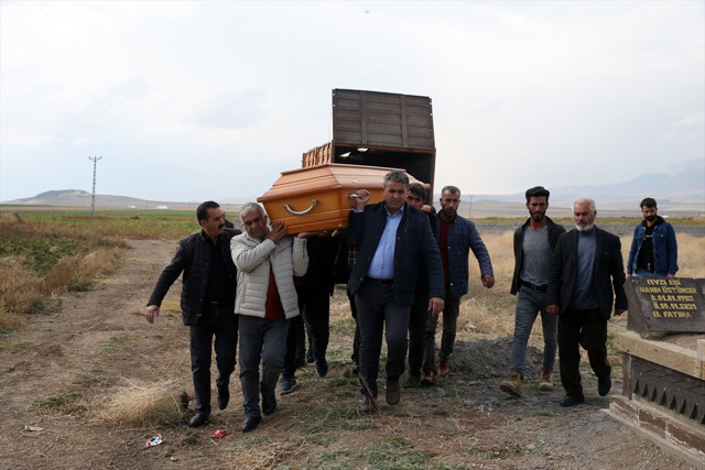 Kuduzdan hayatını kaybeden küçük Mustafa toprağa verildi! Gözyaşları sel oldu - Resim: 6