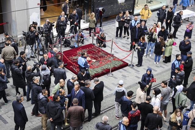 İstiklal Caddesi'nde hayatını kaybedenler anısına karanfil bıraktılar - Resim: 0