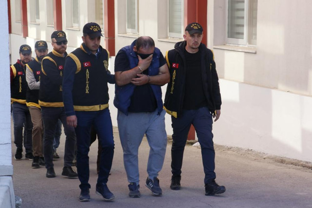 4 aylık takip sonucu yakalandılar! Fuhuşun şifresi ortaya çıktı: Karpuz tarlası... - Resim: 0