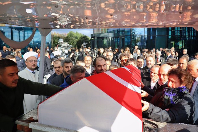 Hıncal Uluç'a veda! Duayen gazeteci son yolculuğuna uğurlandı! - Resim: 5