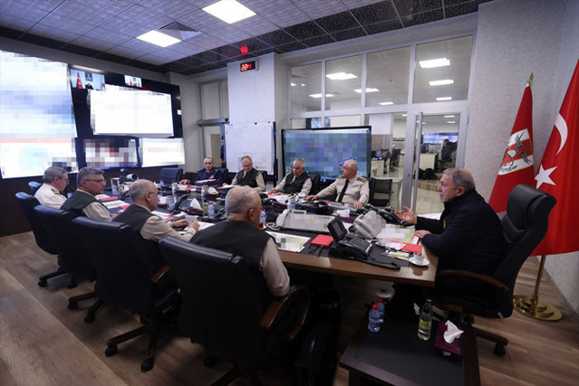 Pençe-Kılıç harekatı devam ediyor 254 terörist etkisiz hale getirildi Bakan Akar talimatları verdi - Resim: 0