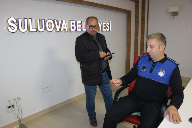 İnandırmak için kimliğini gösteriyor! Türkiye'de adaşı yok ismi şoke ediyor - Resim: 0