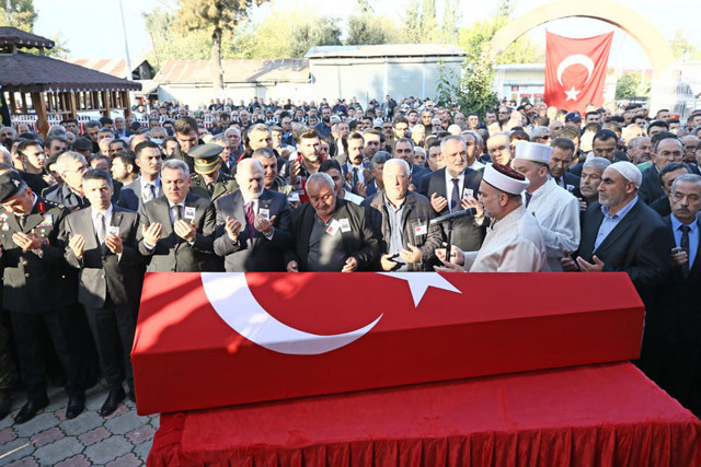 Şehit Binbaşı Mehmet Duman son yolculuğuna uğurlandı şehidin 1 yaşındaki oğlu ağlattı - Resim: 1