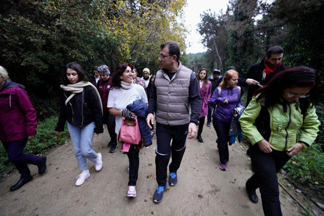 Ekrem İmamoğlu ile eşi Dilek İmamoğlu 88. yıldönümünde kadınlarla yürüdü - Resim: 0