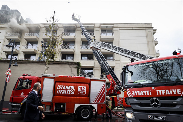 Çırağan Sarayı'nda yangın çıktı! Mahsur kaldılar 1 kişi hastanelik oldu - Resim: 0