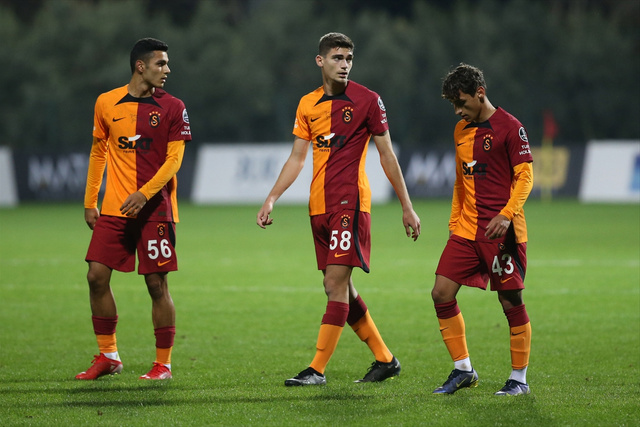 Galatasaray Lazio maçında saha bir anda karıştı! Van Aanholt çılgına döndü, boğazını sıktı! - Resim: 0