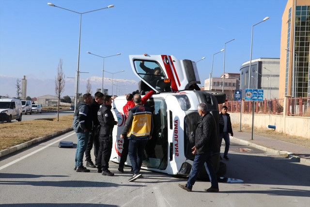 Erzincan'da ambulansla sağlık hizmetleri aracı çarpıştı! Yaralılar var - Resim: 0