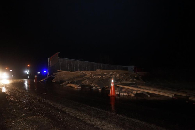 Tır devrildi: Kastamonu-Sinop kara yolu ulaşıma kapandı - Resim: 0