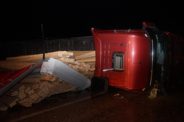 Tır devrildi: Kastamonu-Sinop kara yolu ulaşıma kapandı - Resim: 4
