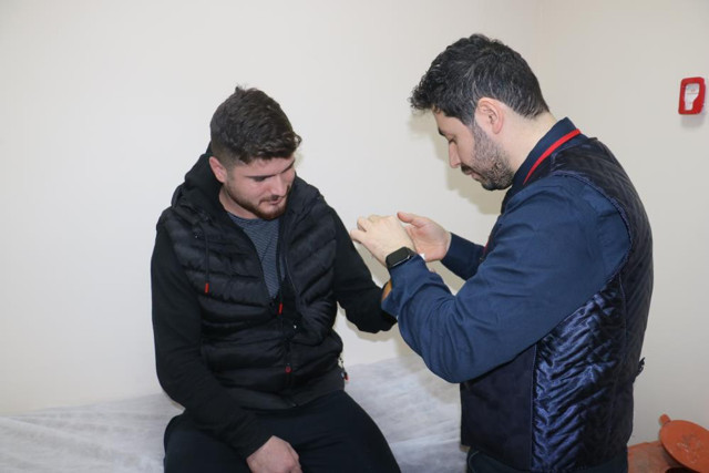 Kazada yarısını kaybetmişti: Kopan parmağını göbeğine dikerek kurtardılar! - Resim: 0